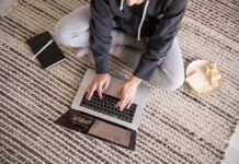 Najvyšší súd: Zmocniť sa z mobilu e-mailu či messengera iného človeka je trestný čin
